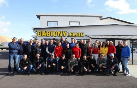 zamestnanci spoločnosti Gabiony Lemon pred firemnou budovou